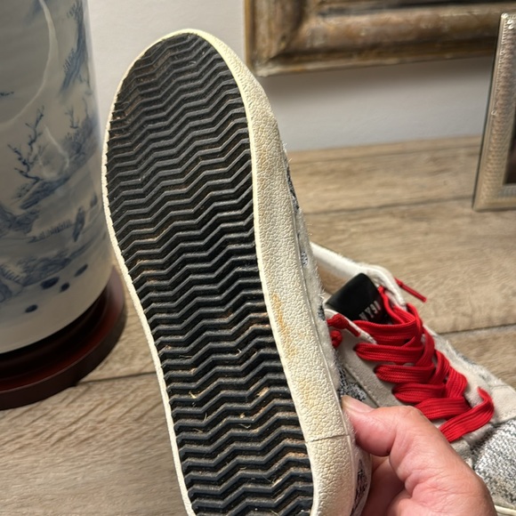 Steve Madden Sneaker. Cow hide with star motif. Red Laces. Woman’s 5.5. - Picture 4 of 7